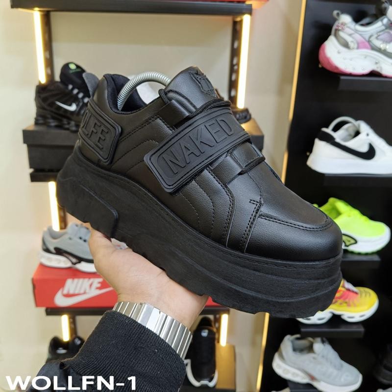 كوتش Naked Wolfe